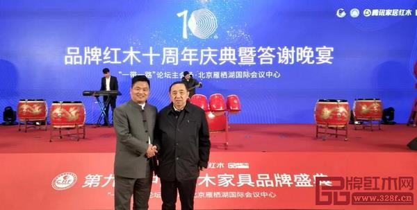 原人力資源和社會保障部副部長、黨組副書記楊志明與中信紅木董事長李忠信合影留念 原人力資源和社會保障部副部長、黨組副書記楊志明與中信紅木董事長李忠信合影留念