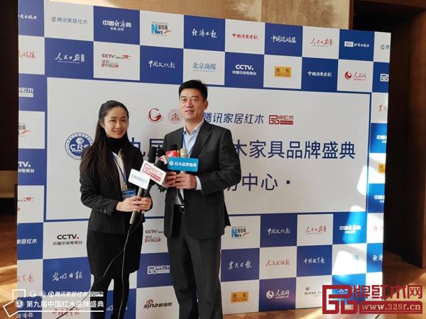新明紅木董事長張新民接受了來自央視、人民網(wǎng)等多家媒體的采訪 新明紅木董事長張新民接受了來自央視、人民網(wǎng)等多家媒體的采訪