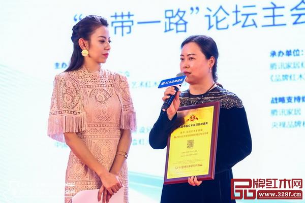 嚴旭女士臺上接受主持人采訪