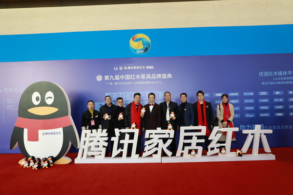 明尊古典董事長方洪(左三)與央視知名主持人趙保樂以及眾多東陽青年企業家代表合影 明尊古典董事長方洪(左三)與央視知名主持人趙保樂以及眾多東陽青年企業家代表合影