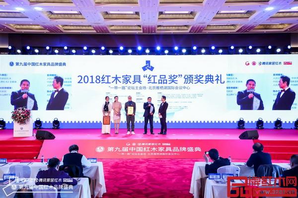 周仲堅(右二)接受中央電視臺著名主持人趙保樂(右一)采訪時表示,2019年老周家居將圍繞“應變”與“能量”兩大方向加強產品研發、與全國經銷商共贏市場 周仲堅(右二)接受中央電視臺著名主持人趙保樂(右一)采訪時表示,2019年老周家居將圍繞“應變”與“能量”兩大方向加強產品研發、與全國經銷商共贏市場