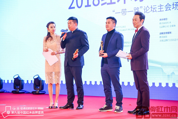 廣作紅木研究院院長尹付林（左二）接受廣東電視臺主持人央金（左一）采訪