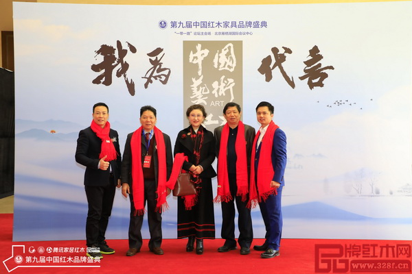 劉勝長(左二)在盛典現(xiàn)場與全國工商聯(lián)第十一屆執(zhí)委、全聯(lián)民間文物藝術(shù)品商會(huì)特約會(huì)長宋建文(右二),中國收藏家協(xié)會(huì)副會(huì)長維佳(左三),全聯(lián)藝術(shù)紅木家具專業(yè)委員會(huì)執(zhí)行會(huì)長、騰訊家居紅木頻道總編、弘木傳媒CEO林偉華(右)合影留念 劉勝長(左二)在盛典現(xiàn)場與全國工商聯(lián)第十一屆執(zhí)委、全聯(lián)民間文物藝術(shù)品商會(huì)特約會(huì)長宋建文(右二),中國收藏家協(xié)會(huì)副會(huì)長維佳(左三),全聯(lián)藝術(shù)紅木家具專業(yè)委員會(huì)執(zhí)行會(huì)長、騰訊家居紅木頻道總編、弘木傳媒CEO林偉華(右)合影留念