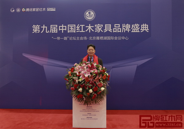 劉勝長(左二)在盛典現(xiàn)場與全國工商聯(lián)第十一屆執(zhí)委、全聯(lián)民間文物藝術(shù)品商會(huì)特約會(huì)長宋建文(右二),中國收藏家協(xié)會(huì)副會(huì)長維佳(左三),全聯(lián)藝術(shù)紅木家具專業(yè)委員會(huì)執(zhí)行會(huì)長、騰訊家居紅木頻道總編、弘木傳媒CEO林偉華(右)合影留念 劉勝長(左二)在盛典現(xiàn)場與全國工商聯(lián)第十一屆執(zhí)委、全聯(lián)民間文物藝術(shù)品商會(huì)特約會(huì)長宋建文(右二),中國收藏家協(xié)會(huì)副會(huì)長維佳(左三),全聯(lián)藝術(shù)紅木家具專業(yè)委員會(huì)執(zhí)行會(huì)長、騰訊家居紅木頻道總編、弘木傳媒CEO林偉華(右)合影留念
