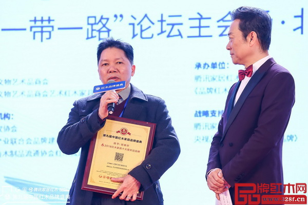 順泰軒董事長劉勝長(左)在盛典現場代表“2018紅木家具十大受歡迎品牌”接受這中央電視臺著名主持人趙保樂(右)采訪 順泰軒董事長劉勝長(左)在盛典現場代表“2018紅木家具十大受歡迎品牌”接受這中央電視臺著名主持人趙保樂(右)采訪