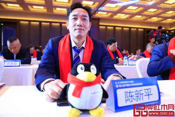 憑借杰出的品牌成就及貢獻,國方家居董事長陳新平受邀出席第九屆中國紅木家具品牌盛典 憑借杰出的品牌成就及貢獻,國方家居董事長陳新平受邀出席第九屆中國紅木家具品牌盛典