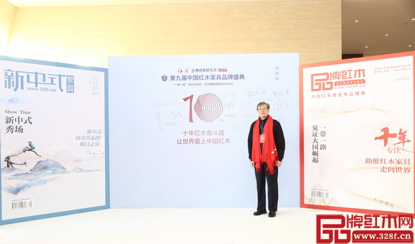 作為中國(guó)高端紅木市場(chǎng)的領(lǐng)導(dǎo)品牌,濟(jì)南富雅紅木樓受邀出席第九屆中國(guó)紅木家具品牌盛典,總經(jīng)理劉潤(rùn)謙現(xiàn)場(chǎng)簽到留影 作為中國(guó)高端紅木市場(chǎng)的領(lǐng)導(dǎo)品牌,濟(jì)南富雅紅木樓受邀出席第九屆中國(guó)紅木家具品牌盛典,總經(jīng)理劉潤(rùn)謙現(xiàn)場(chǎng)簽到留影