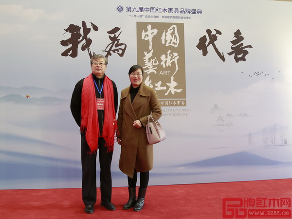 富雅紅木樓總經(jīng)理劉潤(rùn)謙(左)與富雅紅木樓入駐高端品牌——巧奪天工北京營(yíng)銷經(jīng)理葛芹莉(右)在盛典現(xiàn)場(chǎng)留影 富雅紅木樓總經(jīng)理劉潤(rùn)謙(左)與富雅紅木樓入駐高端品牌——巧奪天工北京營(yíng)銷經(jīng)理葛芹莉(右)在盛典現(xiàn)場(chǎng)留影