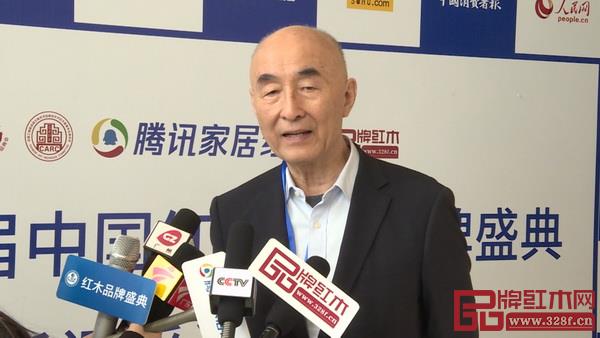 中國傳統工藝大師、泰和園董事長邵湘文在接受采訪時表示,泰和園讓傳統手藝時尚化,符合新東方的審美情趣 中國傳統工藝大師、泰和園董事長邵湘文在接受采訪時表示,泰和園讓傳統手藝時尚化,符合新東方的審美情趣