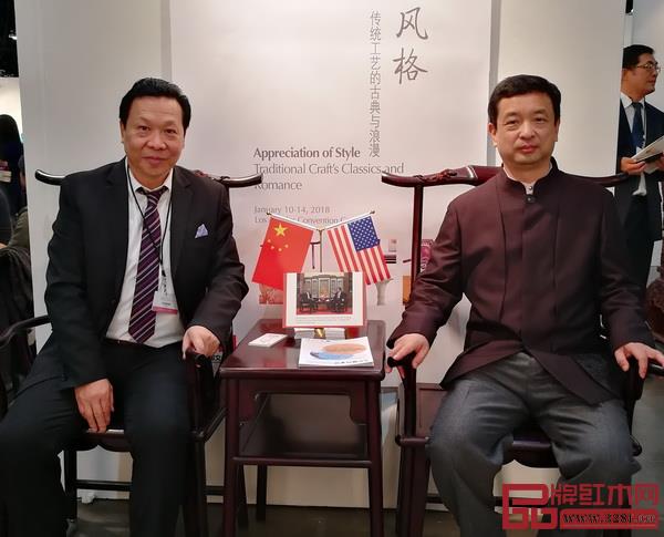 美國洛杉磯國際藝術博覽會中國國家展暨首屆當代經典紅木家具中美交流展上,中國駐洛杉磯總領館文化參贊古今(右)與紅寶軒董事長曹兆庭于《輝煌騰達休閑椅》上合影 美國洛杉磯國際藝術博覽會中國國家展暨首屆當代經典紅木家具中美交流展上,中國駐洛杉磯總領館文化參贊古今(右)與紅寶軒董事長曹兆庭于《輝煌騰達休閑椅》上合影