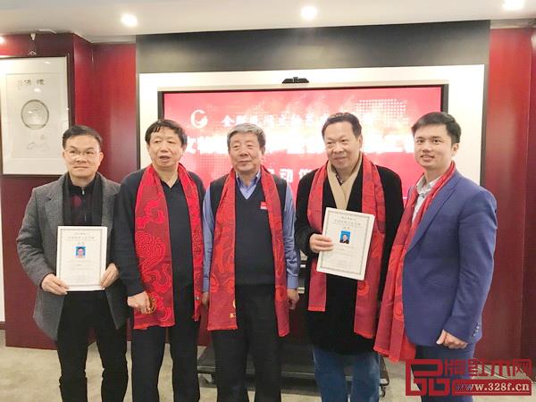 國家文物局原常務副局長張柏(左三)為中國傳統工藝大師曹兆庭(右二)、中國傳統工藝大師鐘超雄(左一)頒發證書,全國工商聯第十一屆執委宋建文(左二)、全聯民間文物藝術品商會藝術紅木家具專業委員會執行會長林偉華(右一)一同見證 國家文物局原常務副局長張柏(左三)為中國傳統工藝大師曹兆庭(右二)、中國傳統工藝大師鐘超雄(左一)頒發證書,全國工商聯第十一屆執委宋建文(左二)、全聯民間文物藝術品商會藝術紅木家具專業委員會執行會長林偉華(右一)一同見證