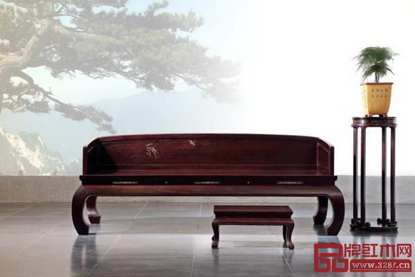 由曹兆庭設計的《大明雅韻·三圍獨板外翻馬蹄羅漢床》 由曹兆庭設計的《大明雅韻·三圍獨板外翻馬蹄羅漢床》
