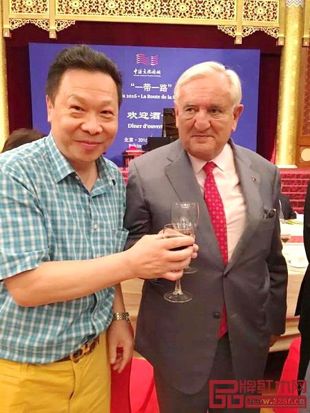 紅寶軒紅木董事長(zhǎng)曹兆庭(左)與法國(guó)前總理拉法蘭合影 紅寶軒紅木董事長(zhǎng)曹兆庭(左)與法國(guó)前總理拉法蘭合影