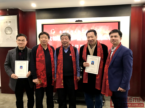 國家文物局原常務副局長張柏(左三為中國傳統工藝大師鐘超雄(左一)頒發證書,全國工商聯第十一屆執委宋建文(左二)、全聯民間文物藝術品商會藝術紅木家具專業委員會執行會長林偉華(右一)一同見證 國家文物局原常務副局長張柏(左三為中國傳統工藝大師鐘超雄(左一)頒發證書,全國工商聯第十一屆執委宋建文(左二)、全聯民間文物藝術品商會藝術紅木家具專業委員會執行會長林偉華(右一)一同見證