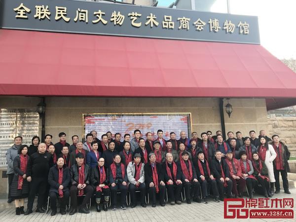 “天工開物”杯2018年度中國傳統工藝大師邀請展嘉賓合影 “天工開物”杯2018年度中國傳統工藝大師邀請展嘉賓合影
