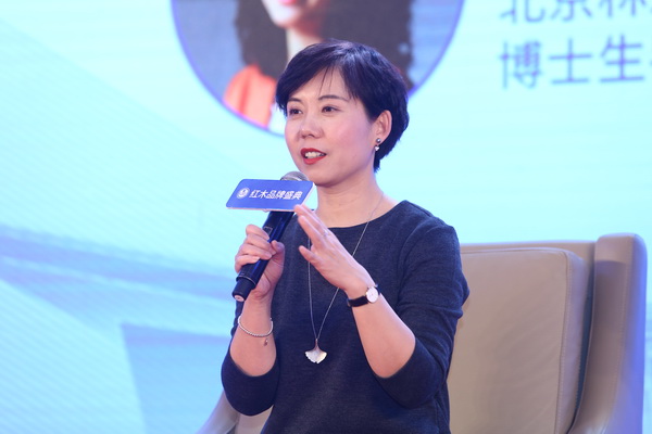 北京林業(yè)大學(xué)家具設(shè)計(jì)與工程系主任、博士生導(dǎo)師張帆在第九屆中國紅木家具品牌論壇高峰對(duì)話環(huán)節(jié)上分享精彩觀點(diǎn) 北京林業(yè)大學(xué)家具設(shè)計(jì)與工程系主任、博士生導(dǎo)師張帆在第九屆中國紅木家具品牌論壇高峰對(duì)話環(huán)節(jié)上分享精彩觀點(diǎn)
