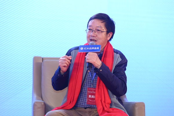 全聯(lián)藝術紅木家具專業(yè)委員會專家顧問、深圳大學家具設計研究所所長唐開軍在第九屆中國紅木家具品牌論壇高峰對話環(huán)節(jié)上分享精彩觀點