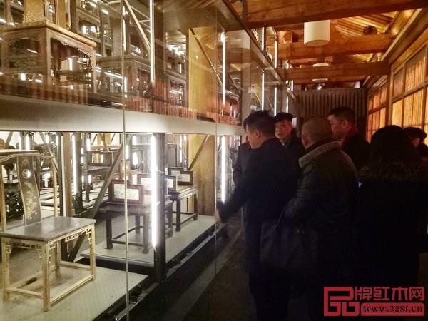游學團一行參觀故宮家具館的倉儲式展陳 游學團一行參觀故宮家具館的倉儲式展陳