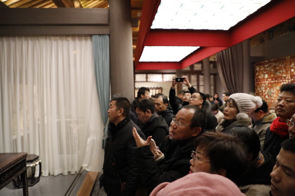故宮博物院研究員周京南為“中國頂級紅木一日游”的參觀者講解家具文化 故宮博物院研究員周京南為“中國頂級紅木一日游”的參觀者講解家具文化