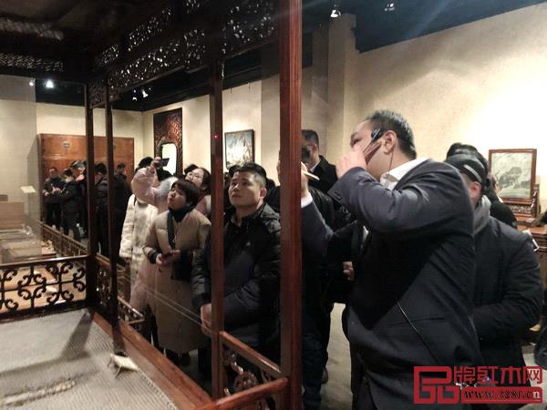游學團在觀復博物館家具館展廳 游學團在觀復博物館家具館展廳