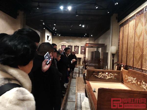 游學團在觀復博物館家具館展廳 游學團在觀復博物館家具館展廳
