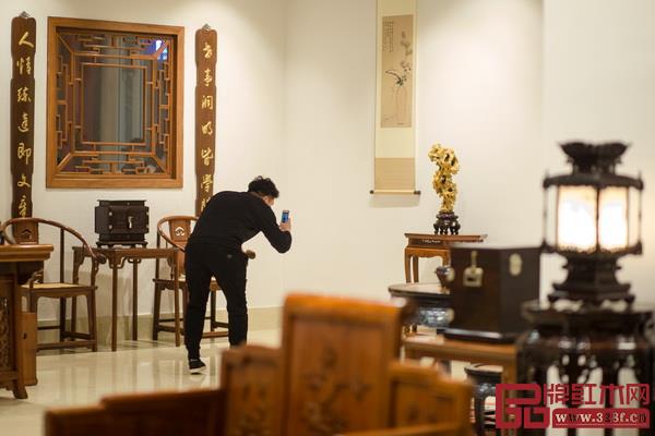 區氏臻品展廳內,家具愛好者正用手機拍照 區氏臻品展廳內,家具愛好者正用手機拍照