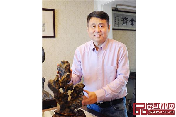 張輝全聯藝術紅木家具專業委員會專家顧問、明清家具研究學者 張輝全聯藝術紅木家具專業委員會專家顧問、明清家具研究學者
