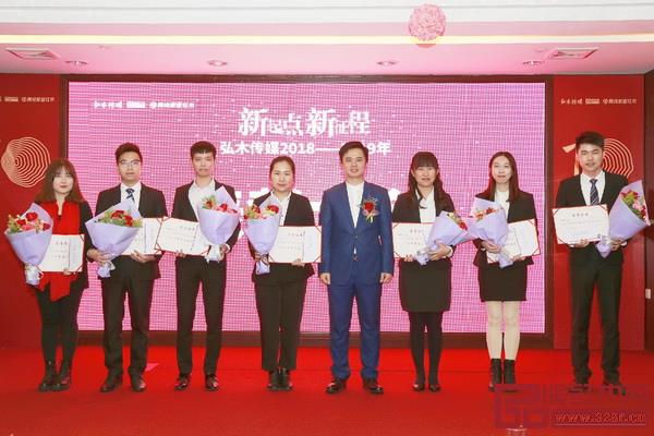 弘木傳媒CEO林偉華(右四)為2018年年度優秀員工頒獎 弘木傳媒CEO林偉華(右四)為2018年年度優秀員工頒獎