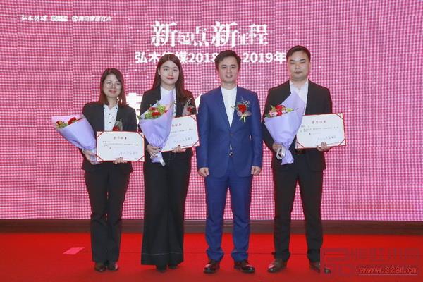 弘木傳媒CEO林偉華(右四)為2018年年度優秀管理者頒獎 弘木傳媒CEO林偉華(右四)為2018年年度優秀管理者頒獎
