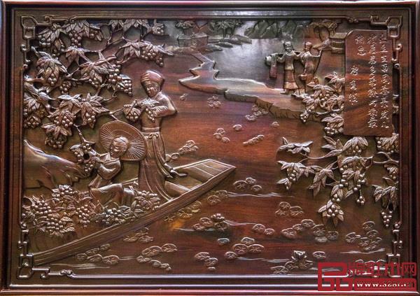 大成尚品《光輝中華八柱龍床》側(cè)面圍板上雕刻古詩詞