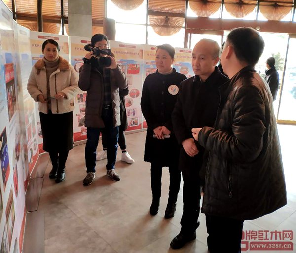 江蘇省宣傳部張副部長(右二)受邀出席“晟寶新時代文明實踐點”活動,雅晟紅木創始人叢東云(右三)陪同參觀 江蘇省宣傳部張副部長(右二)受邀出席“晟寶新時代文明實踐點”活動,雅晟紅木創始人叢東云(右三)陪同參觀