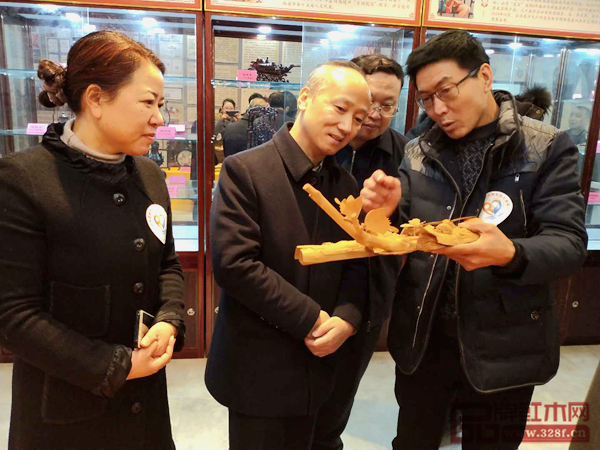 江蘇省宣傳部張副部長(中)受邀出席“晟寶新時代文明實踐點”活動,雅晟紅木創始人叢東云(左一)、江蘇省工藝美術名人劉承林(右一)陪同參觀工藝美術展品 江蘇省宣傳部張副部長(中)受邀出席“晟寶新時代文明實踐點”活動,雅晟紅木創始人叢東云(左一)、江蘇省工藝美術名人劉承林(右一)陪同參觀工藝美術展品