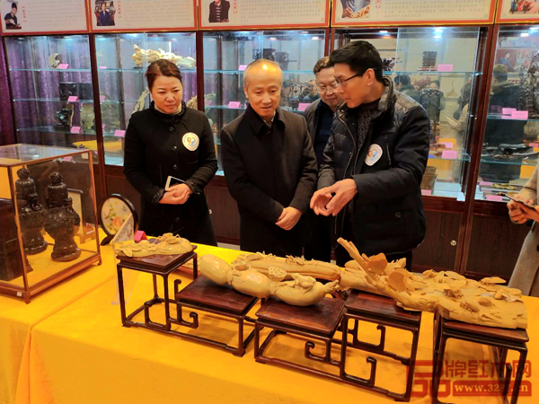 江蘇省宣傳部張副部長(中)受邀出席“晟寶新時代文明實踐點”活動,雅晟紅木創始人叢東云(左一)、江蘇省工藝美術名人劉承林(右一)陪同參觀工藝美術展品 江蘇省宣傳部張副部長(中)受邀出席“晟寶新時代文明實踐點”活動,雅晟紅木創始人叢東云(左一)、江蘇省工藝美術名人劉承林(右一)陪同參觀工藝美術展品