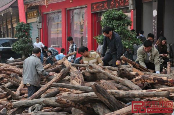 2013年，仙游街上都是搶著挑選木頭的人