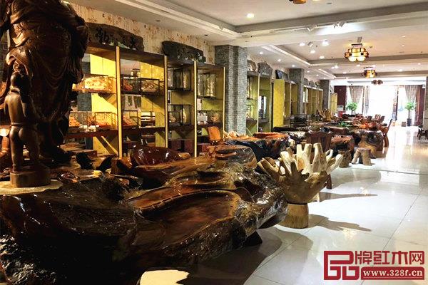 樟寶軒藝術館中的根雕茶臺系列與工藝品展示 樟寶軒藝術館中的根雕茶臺系列與工藝品展示