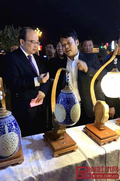 福建省文化和旅游廳廳長吳賢得(左)和劉孝樟交流廣豐木雕技藝傳承 福建省文化和旅游廳廳長吳賢得(左)和劉孝樟交流廣豐木雕技藝傳承