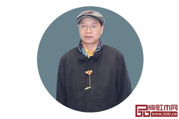 全聯(lián)藝術(shù)紅木家具專業(yè)委員會專家顧問、教育部教學(xué)改革示范專業(yè)“家具設(shè)計與制造”專業(yè)帶頭人、中國家具設(shè)計專業(yè)委員會副主任彭亮 全聯(lián)藝術(shù)紅木家具專業(yè)委員會專家顧問、教育部教學(xué)改革示范專業(yè)“家具設(shè)計與制造”專業(yè)帶頭人、中國家具設(shè)計專業(yè)委員會副主任彭亮