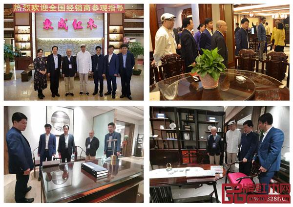 在東成紅木董事長張錫復的陪同下,嘉賓們參觀并了解東成文宋、東成定制 在東成紅木董事長張錫復的陪同下,嘉賓們參觀并了解東成文宋、東成定制