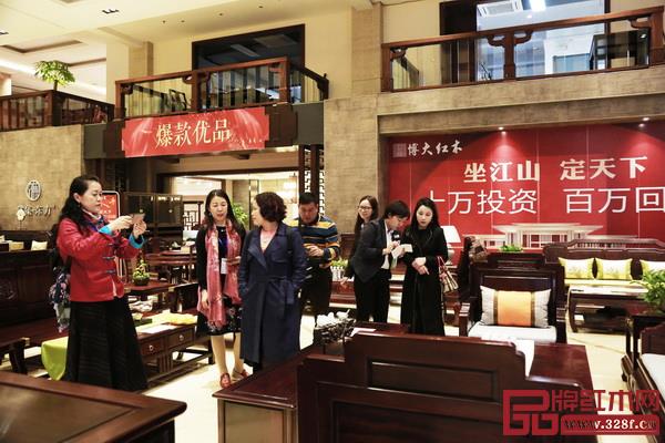 經銷商在博大家具展廳參觀挑選 經銷商在博大家具展廳參觀挑選
