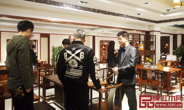 水雨軒企業代表宋獻政(右一)向經銷商介紹功夫茶臺 水雨軒企業代表宋獻政(右一)向經銷商介紹功夫茶臺