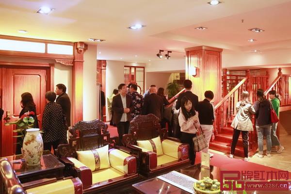 經銷商在東成紅木展廳了解全屋紅木定制 經銷商在東成紅木展廳了解全屋紅木定制