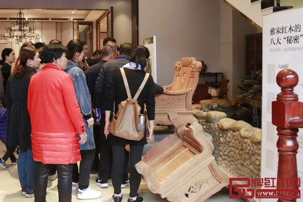 經銷商正在了解雅宋紅木的“六面好”概念 經銷商正在了解雅宋紅木的“六面好”概念