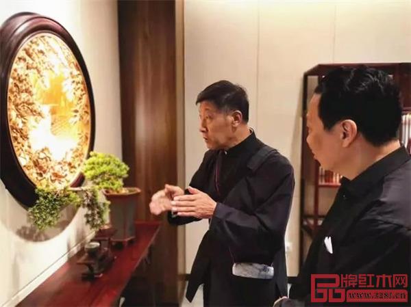 胡德生親臨紅寶軒展廳指導,并對明禮系列的創新與制作給予高度評價 胡德生親臨紅寶軒展廳指導,并對明禮系列的創新與制作給予高度評價