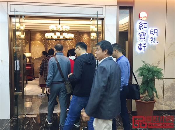 眾多經銷商前往紅寶軒沙溪旗艦店,參觀明禮展廳 眾多經銷商前往紅寶軒沙溪旗艦店,參觀明禮展廳