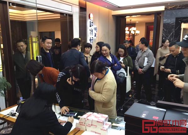 紅寶軒明禮招商洽談會火爆異常,不少經銷商已經簽訂合同,直接加盟 紅寶軒明禮招商洽談會火爆異常,不少經銷商已經簽訂合同,直接加盟
