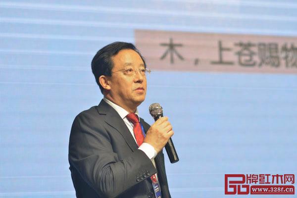 全聯(lián)藝術(shù)紅木家具專業(yè)委員會(huì)專家顧問、華南農(nóng)業(yè)大學(xué)博士生導(dǎo)師李凱夫以“紅木家具原料創(chuàng)新”為主題展開分享 全聯(lián)藝術(shù)紅木家具專業(yè)委員會(huì)專家顧問、華南農(nóng)業(yè)大學(xué)博士生導(dǎo)師李凱夫以“紅木家具原料創(chuàng)新”為主題展開分享
