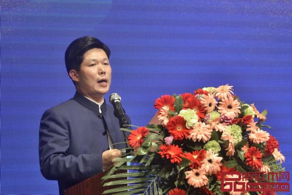 全聯(lián)藝術(shù)紅木家具專業(yè)委員會主席團(tuán)主席代表、五華紅木家具協(xié)會會長、東成紅木董事長張錫復(fù)代表主承辦單位在答謝晚宴上致辭