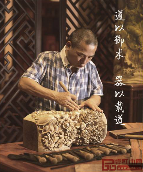 王士豐憑借卓越的技藝成為業內首屈一指的紅木精雕師 王士豐憑借卓越的技藝成為業內首屈一指的紅木精雕師
