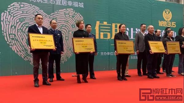 大成尚品董事長黃秋奇(前排左一)上臺領獎 大成尚品董事長黃秋奇(前排左一)上臺領獎