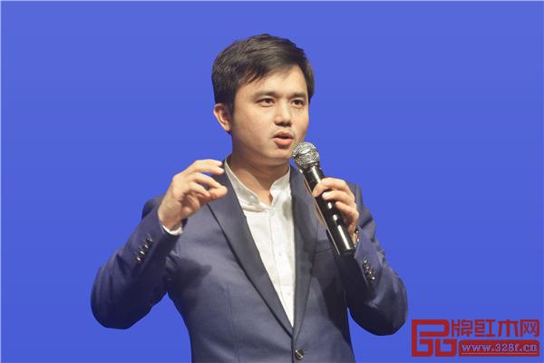 全聯藝術紅木家具專業委員會執行會長、騰訊家居紅木頻道總編、弘木傳媒CEO林偉華代表承辦單位在答謝晚宴上致辭 全聯藝術紅木家具專業委員會執行會長、騰訊家居紅木頻道總編、弘木傳媒CEO林偉華代表承辦單位在答謝晚宴上致辭